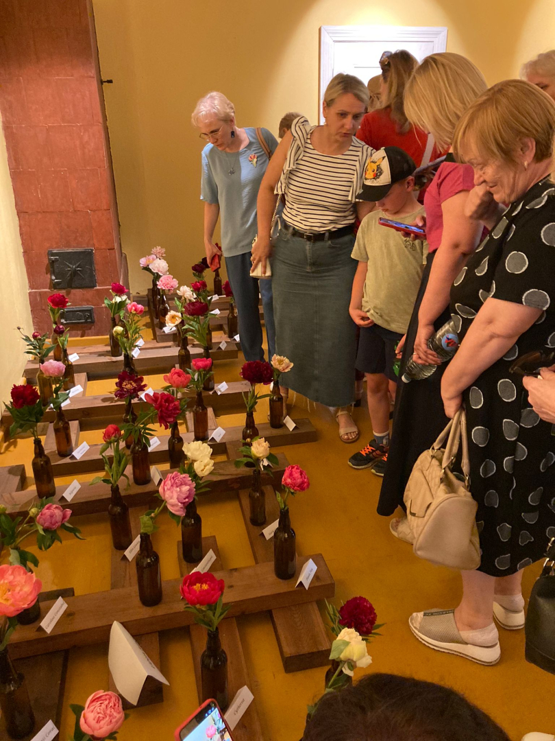 Saulaini un krāšņi aizvadīti Peoniju dārza svētki Jasmuižā