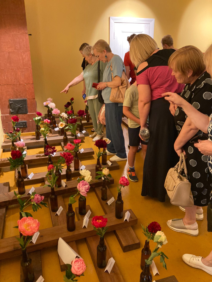 Saulaini un krāšņi aizvadīti Peoniju dārza svētki Jasmuižā