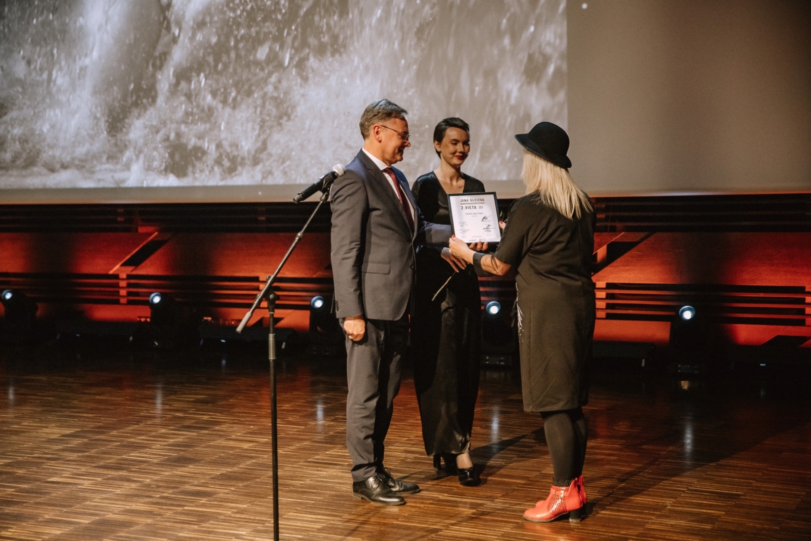 Latgales vēstniecībā GORS aizvadīta godalgas “Jāņa Gleizda balva fotogrāfijā 2024” pasniegšanas ceremonija