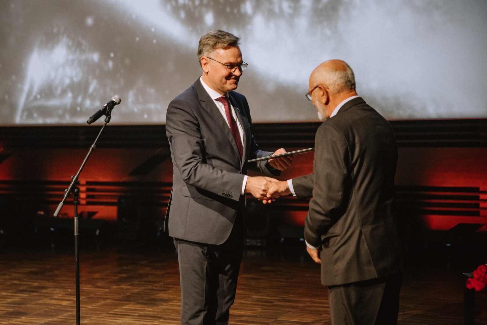 Latgales vēstniecībā GORS aizvadīta godalgas “Jāņa Gleizda balva fotogrāfijā 2024” pasniegšanas ceremonija