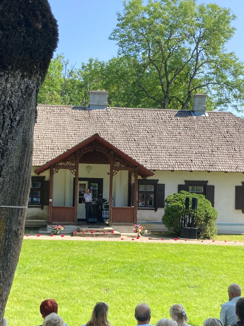 Saulaini un krāšņi aizvadīti Peoniju dārza svētki Jasmuižā