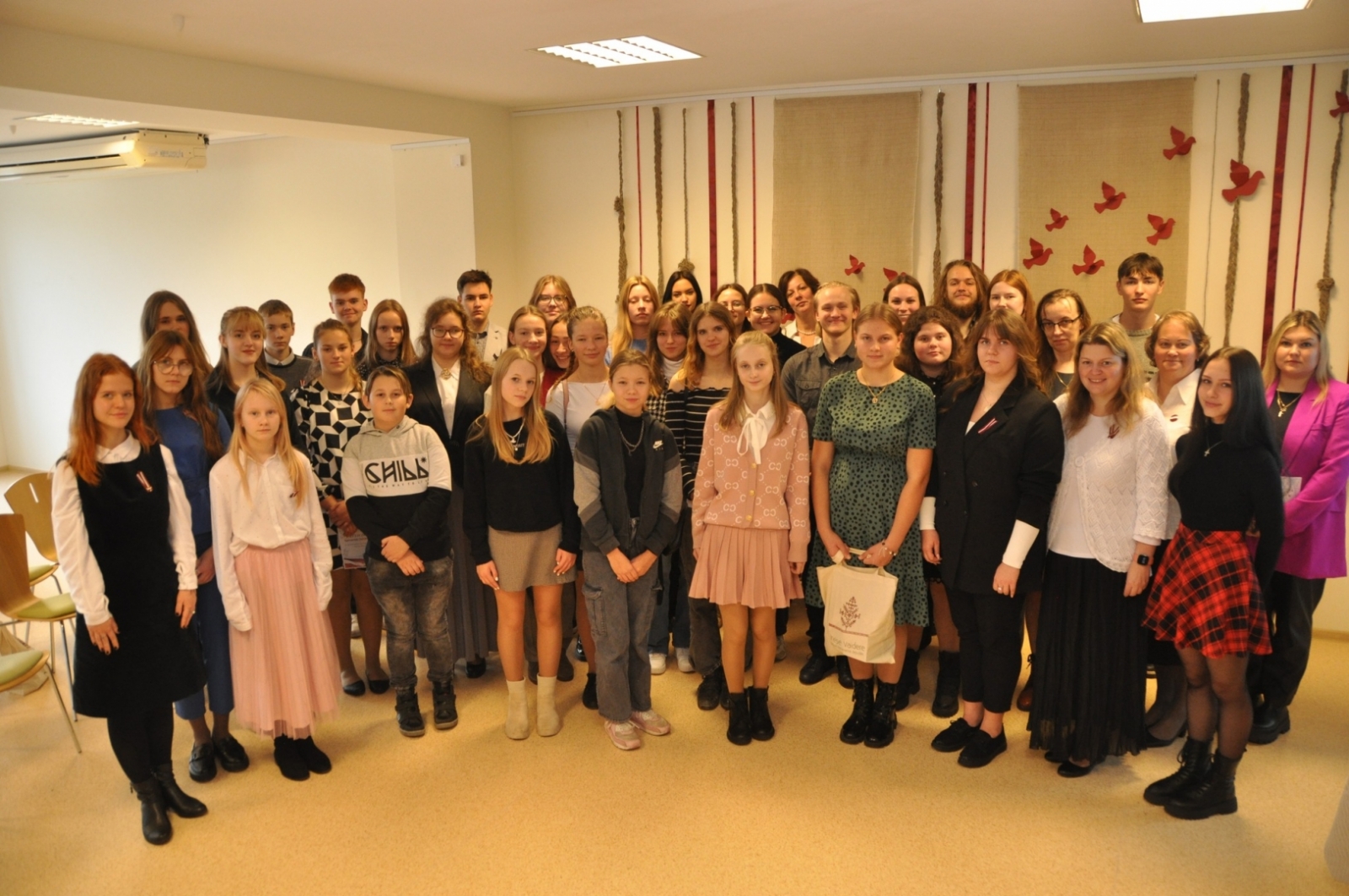 Apbalvoti skolēnu patriotiskās dzejas konkursa “Miera vēstis Latvijai” uzvarētāji