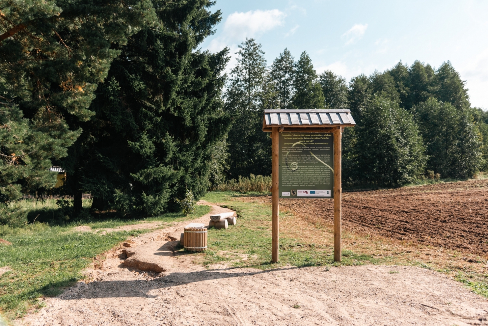 Projekts “Jauna tūrisma produkta – dabas izziņas pastaigu takas izveide Pelēču ezera purvā”.