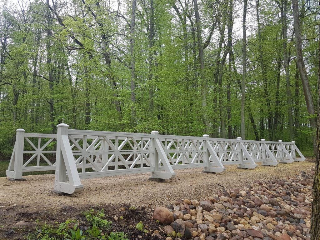 Preiļu parkā divi jauni tiltiņi