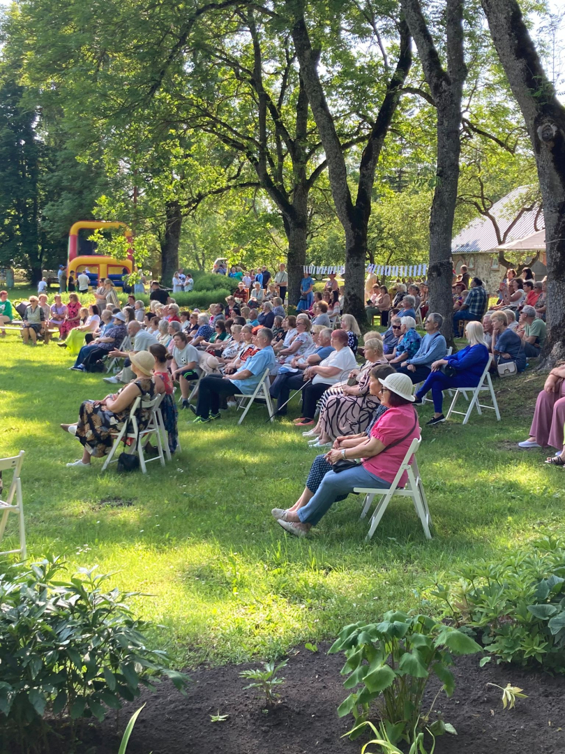 Saulaini un krāšņi aizvadīti Peoniju dārza svētki Jasmuižā