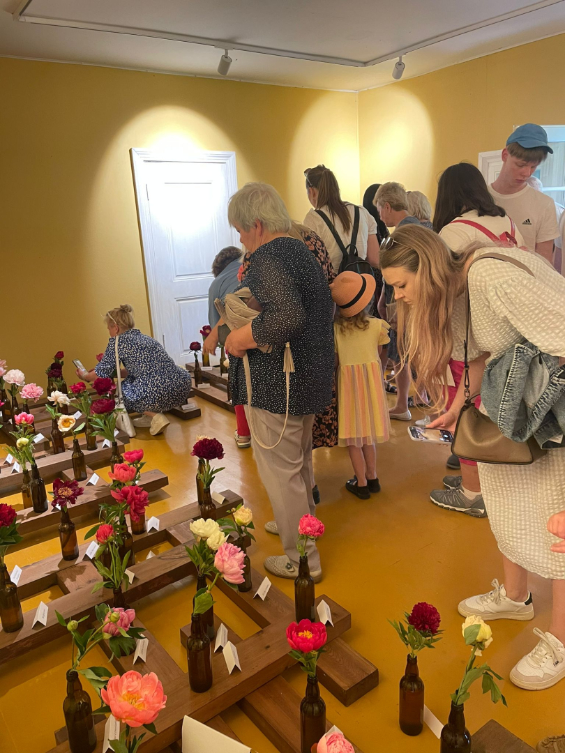 Saulaini un krāšņi aizvadīti Peoniju dārza svētki Jasmuižā