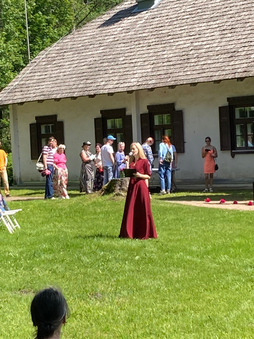 Saulaini un krāšņi aizvadīti Peoniju dārza svētki Jasmuižā