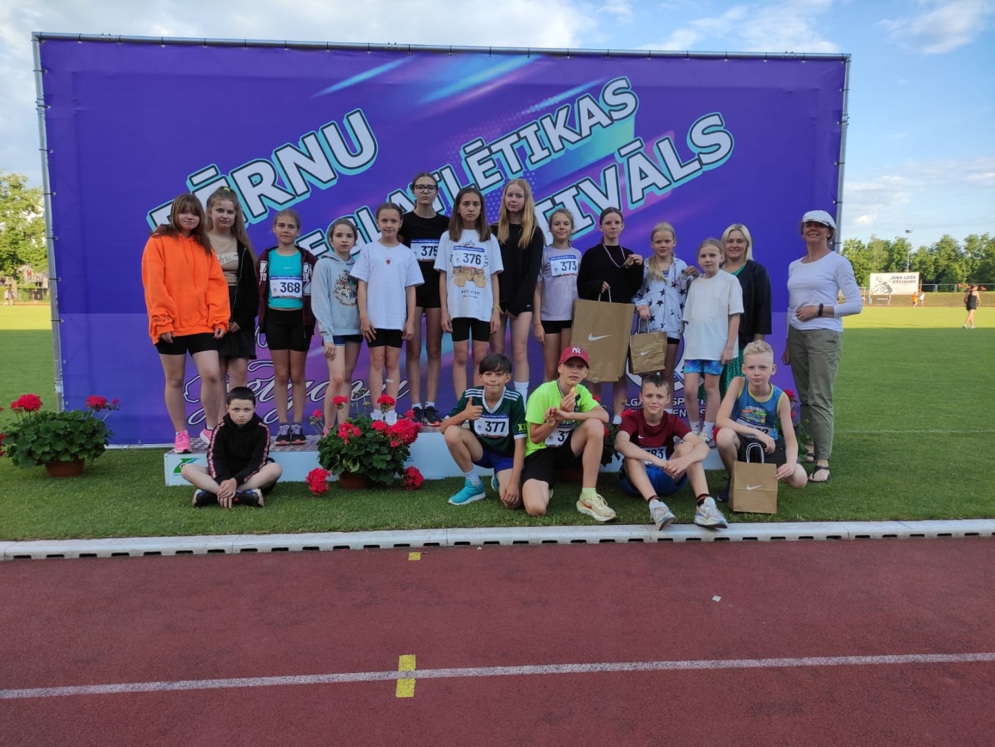 Jauno vieglatlētu starti Bērnu vieglatlētikas festivālā Jelgavā