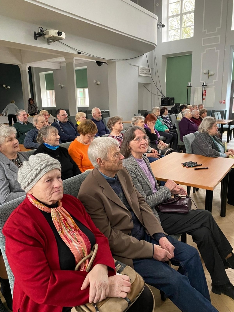 Preiļu novada seniori kuplā skaitā pulcējas uz izglītojošu darbnīcu “Saproti informāciju"