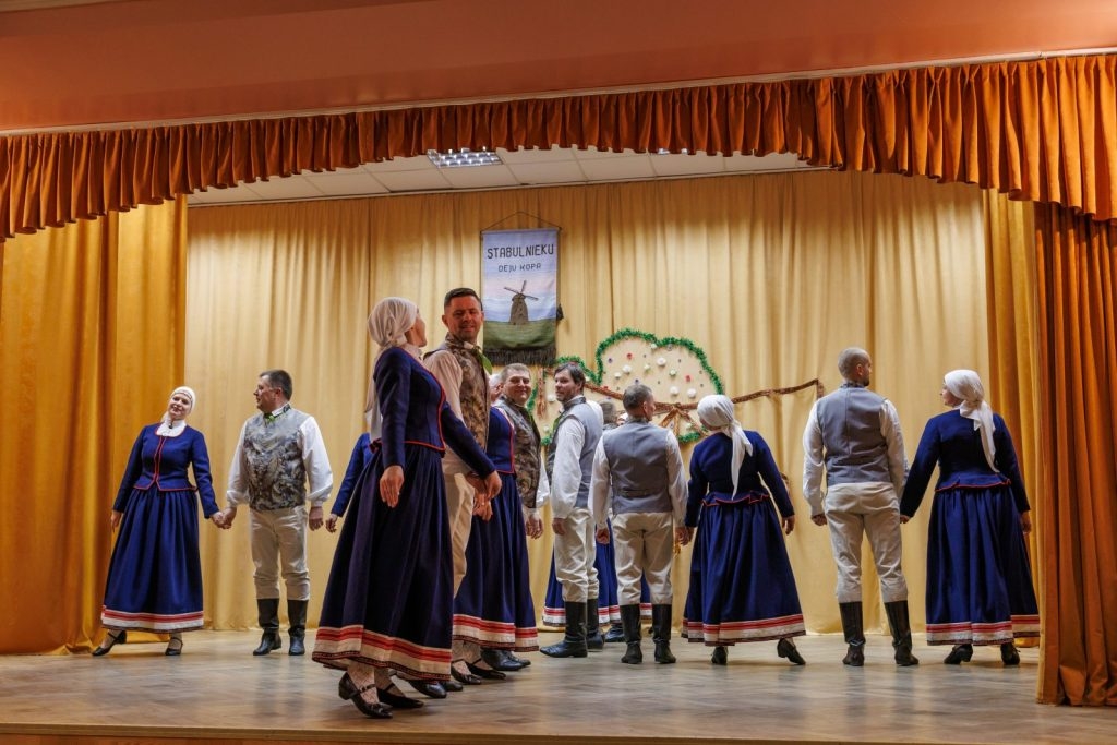 deju-kolektiva-stabulnieki-jubilejas-koncerts-20-pavasari-deja-foto-v-agurjanovs-041-1024x683.jpg