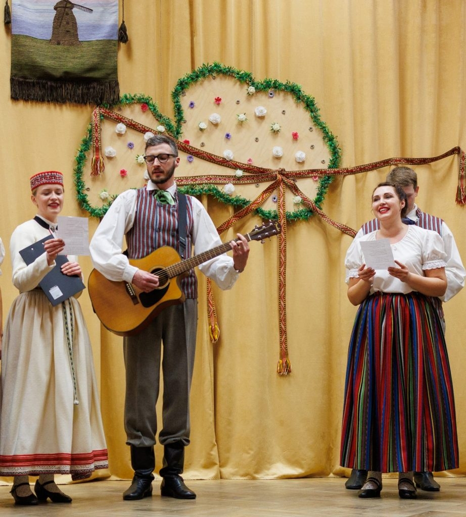 deju-kolektiva-stabulnieki-jubilejas-koncerts-20-pavasari-deja-foto-v-agurjanovs-085-922x1024.jpg