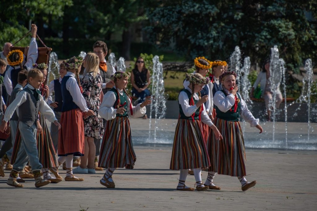 dziesmu-un-deju-cels-saulesvija-izvijas-cauri-preilu-novadam-19-julija-foto-ieva-babre-003-1024x682.jpg