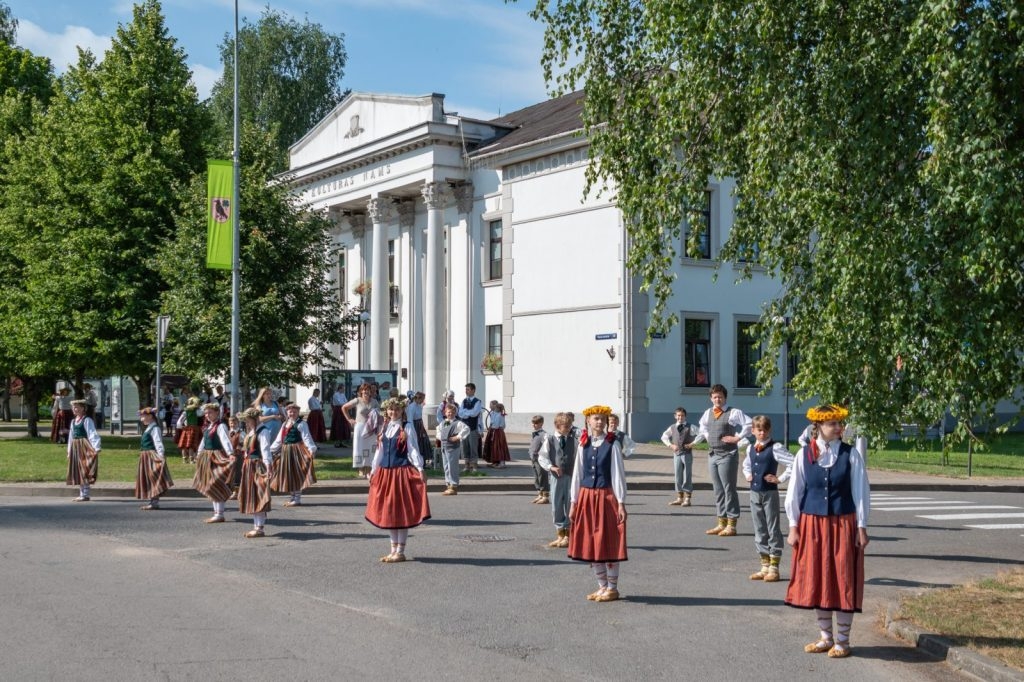 dziesmu-un-deju-cels-saulesvija-izvijas-cauri-preilu-novadam-19-julija-foto-ieva-babre-015-1024x682.jpg