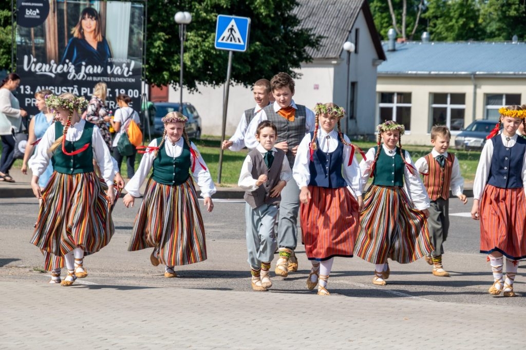 dziesmu-un-deju-cels-saulesvija-izvijas-cauri-preilu-novadam-19-julija-foto-ieva-babre-037-1024x682.jpg