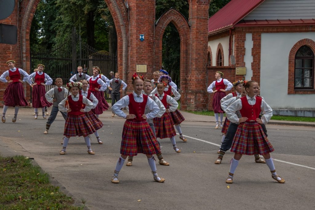 dziesmu-un-deju-cels-saulesvija-izvijas-cauri-preilu-novadam-19-julija-foto-ieva-babre-045-1024x682.jpg