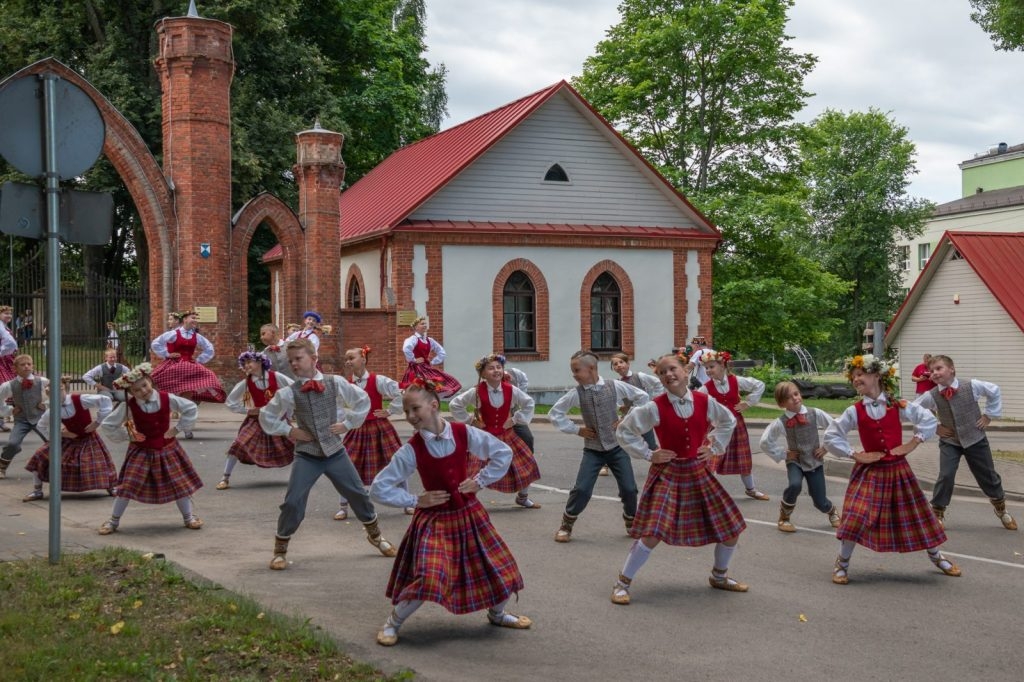 dziesmu-un-deju-cels-saulesvija-izvijas-cauri-preilu-novadam-19-julija-foto-ieva-babre-046-1024x682.jpg