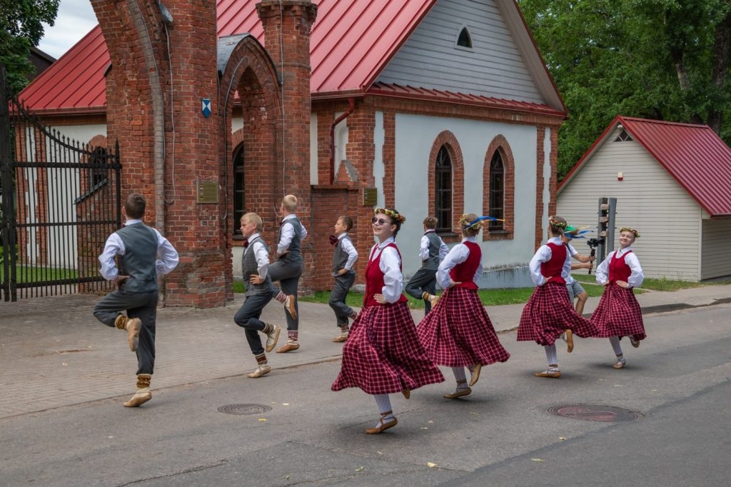 dziesmu-un-deju-cels-saulesvija-izvijas-cauri-preilu-novadam-19-julija-foto-ieva-babre-047-1024x682.jpg