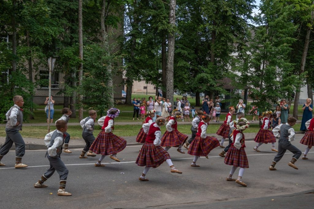 dziesmu-un-deju-cels-saulesvija-izvijas-cauri-preilu-novadam-19-julija-foto-ieva-babre-048-1024x682.jpg