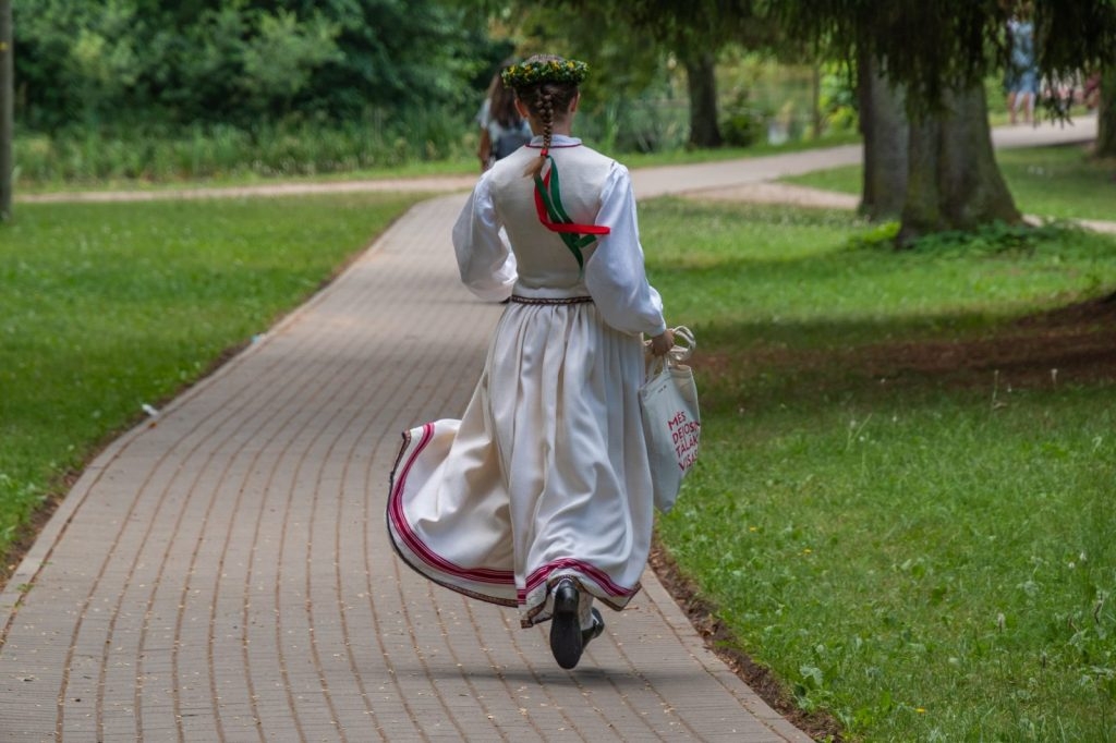 dziesmu-un-deju-cels-saulesvija-izvijas-cauri-preilu-novadam-19-julija-foto-ieva-babre-055-1024x682.jpg