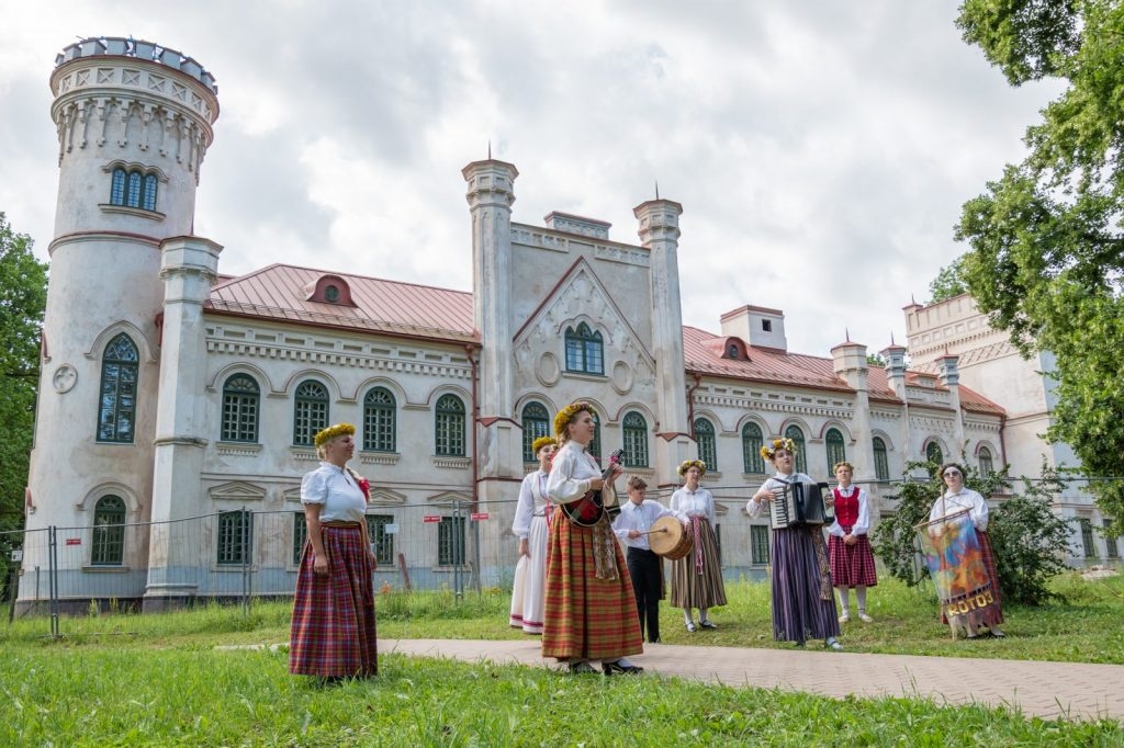 dziesmu-un-deju-cels-saulesvija-izvijas-cauri-preilu-novadam-19-julija-foto-ieva-babre-074-1024x682.jpg