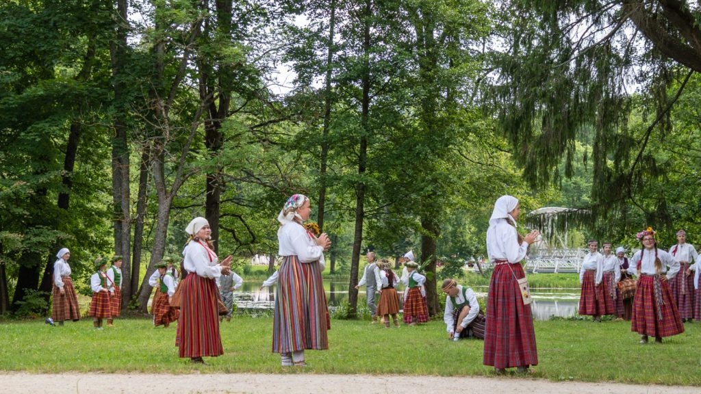 dziesmu-un-deju-cels-saulesvija-izvijas-cauri-preilu-novadam-19-julija-foto-ieva-babre-075-1024x576.jpg