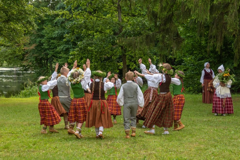 dziesmu-un-deju-cels-saulesvija-izvijas-cauri-preilu-novadam-19-julija-foto-ieva-babre-078-1024x682.jpg