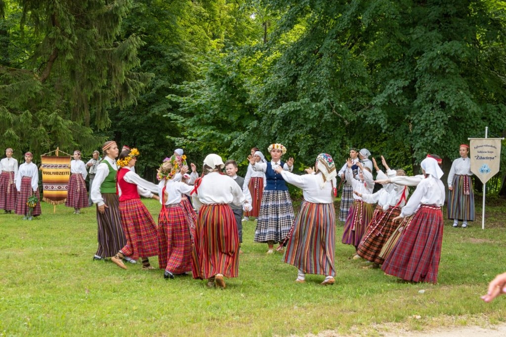 dziesmu-un-deju-cels-saulesvija-izvijas-cauri-preilu-novadam-19-julija-foto-ieva-babre-079-1024x682.jpg