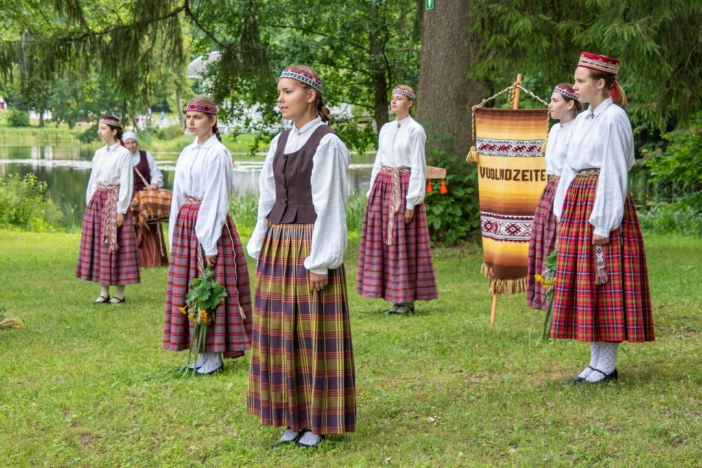 dziesmu-un-deju-cels-saulesvija-izvijas-cauri-preilu-novadam-19-julija-foto-ieva-babre-081-1024x682.jpg