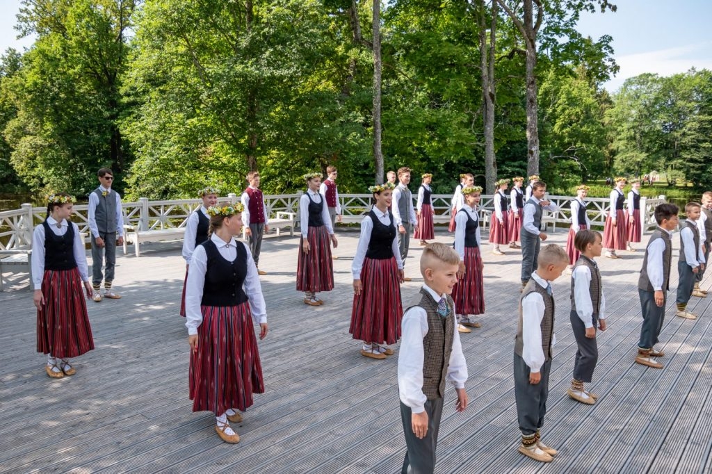 dziesmu-un-deju-cels-saulesvija-izvijas-cauri-preilu-novadam-19-julija-foto-ieva-babre-089-1024x682.jpg