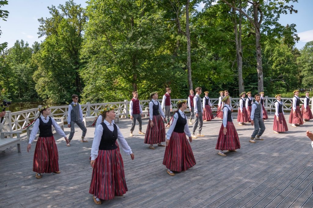 dziesmu-un-deju-cels-saulesvija-izvijas-cauri-preilu-novadam-19-julija-foto-ieva-babre-090-1024x682.jpg