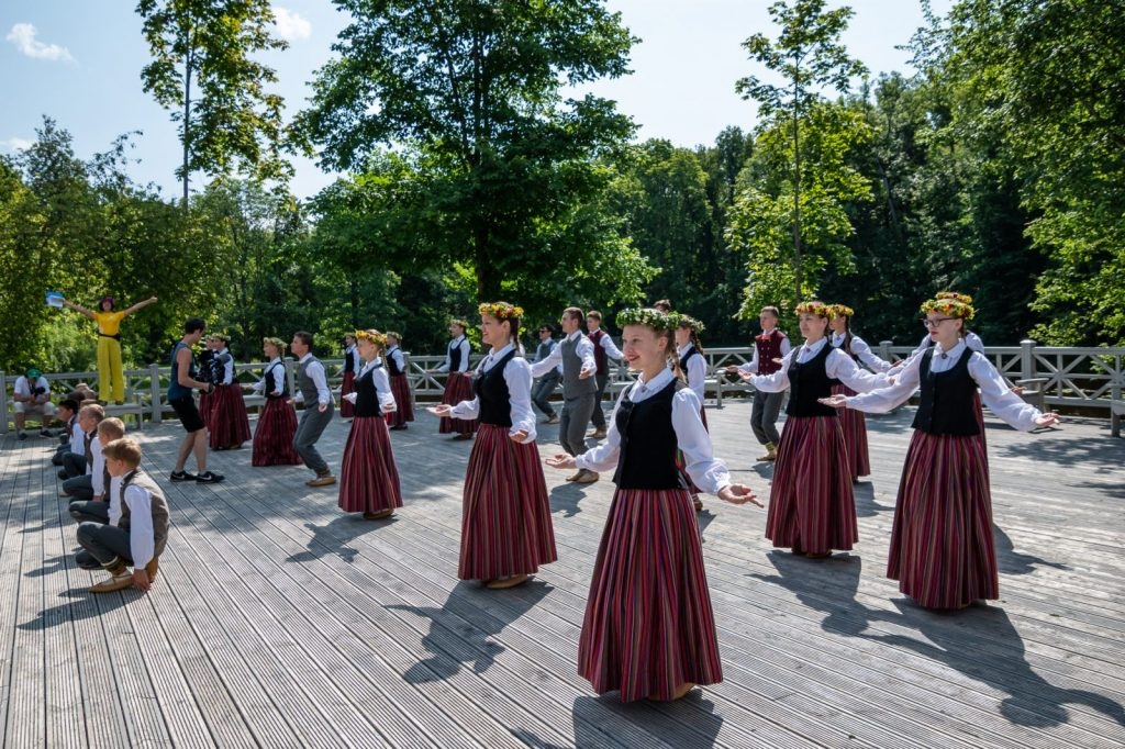 dziesmu-un-deju-cels-saulesvija-izvijas-cauri-preilu-novadam-19-julija-foto-ieva-babre-092-1024x682.jpg