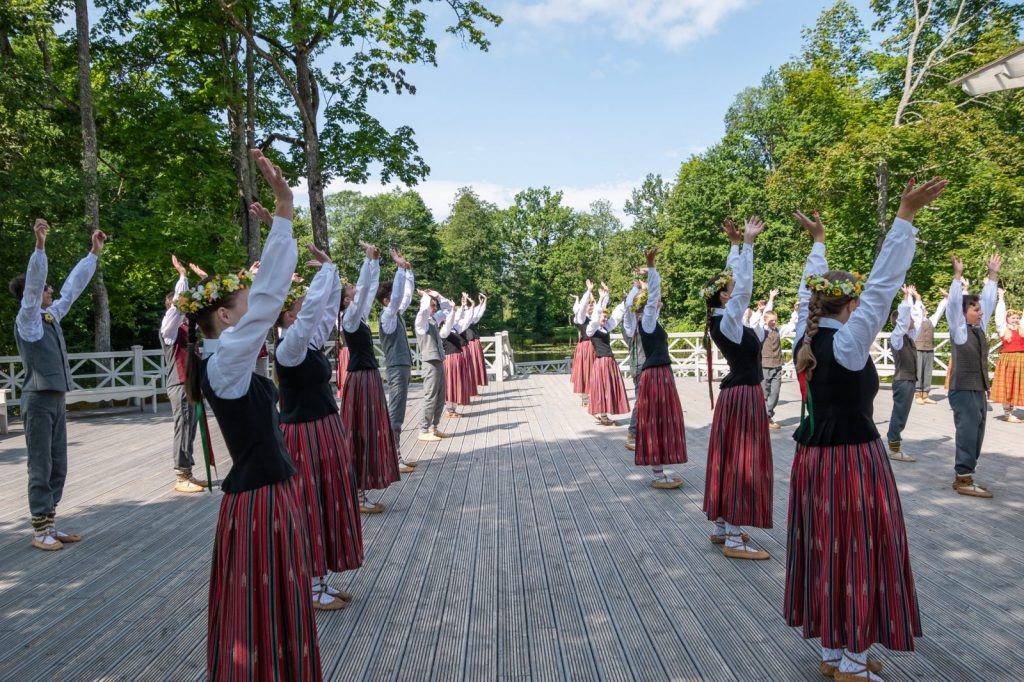 dziesmu-un-deju-cels-saulesvija-izvijas-cauri-preilu-novadam-19-julija-foto-ieva-babre-093-1024x682.jpg