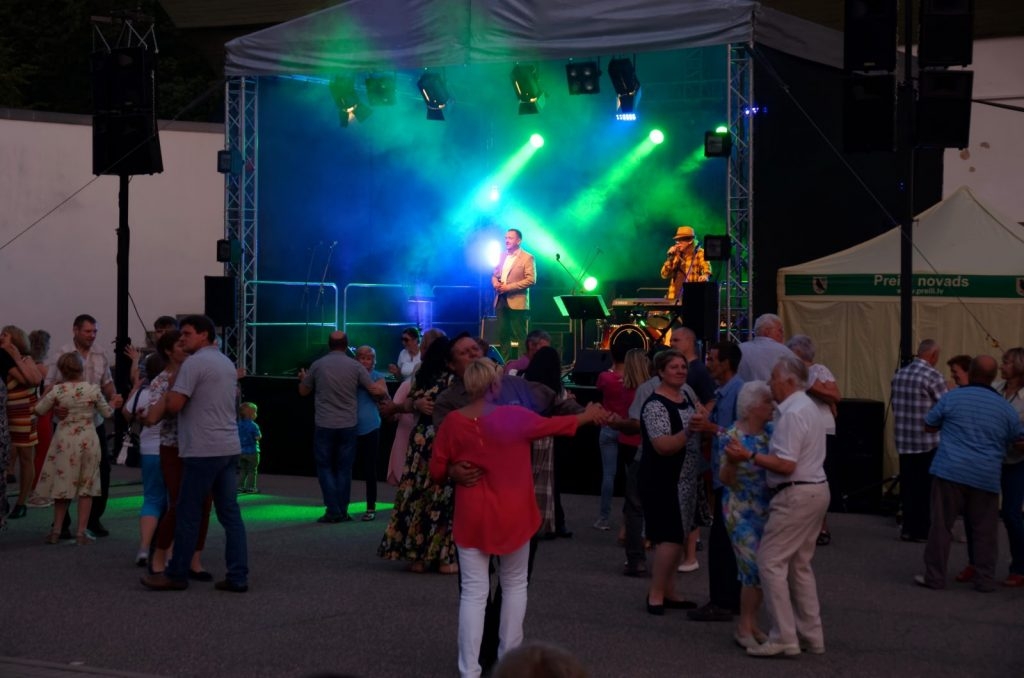 festivals-latgales-slagermuzikas-parade-2019-preilos-foto-gunars-vilcans-015-1024x678.jpg