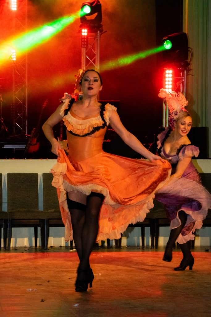 gada-liela-balle-cabaret-nakts-pieskariens-foto-lauris-uzulniks-052-683x1024.jpg