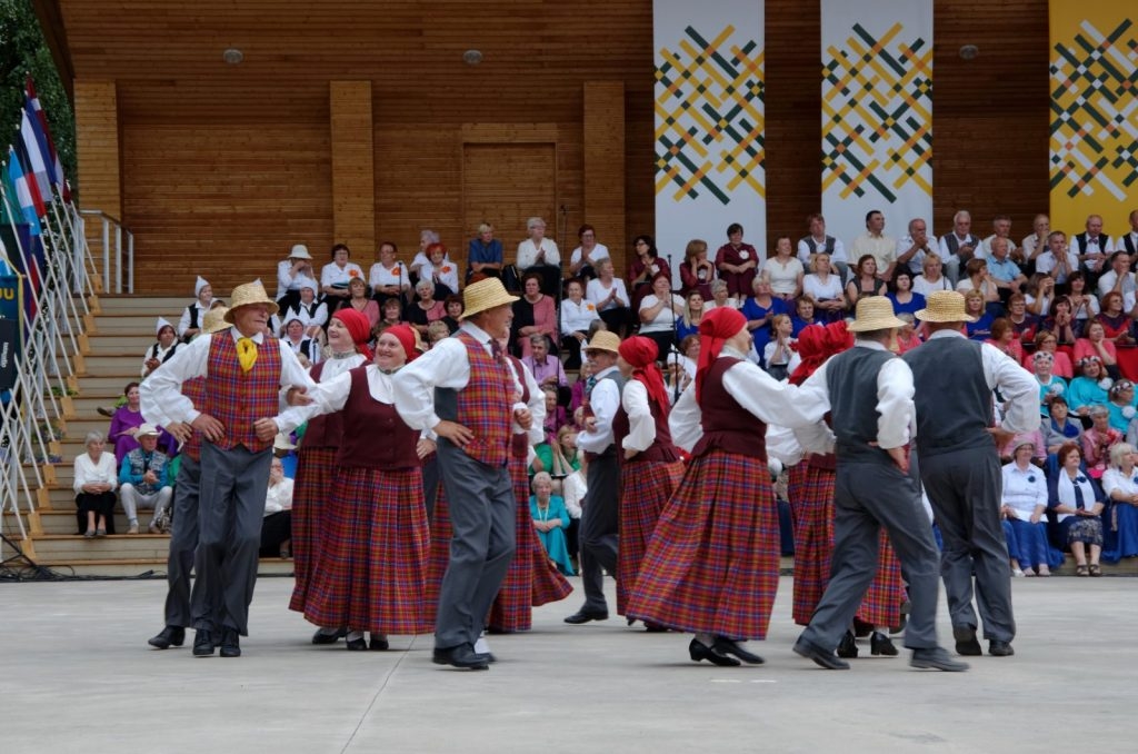 latgales-novada-17-senioru-dziesmu-un-deju-festivals-100-1024x678.jpg