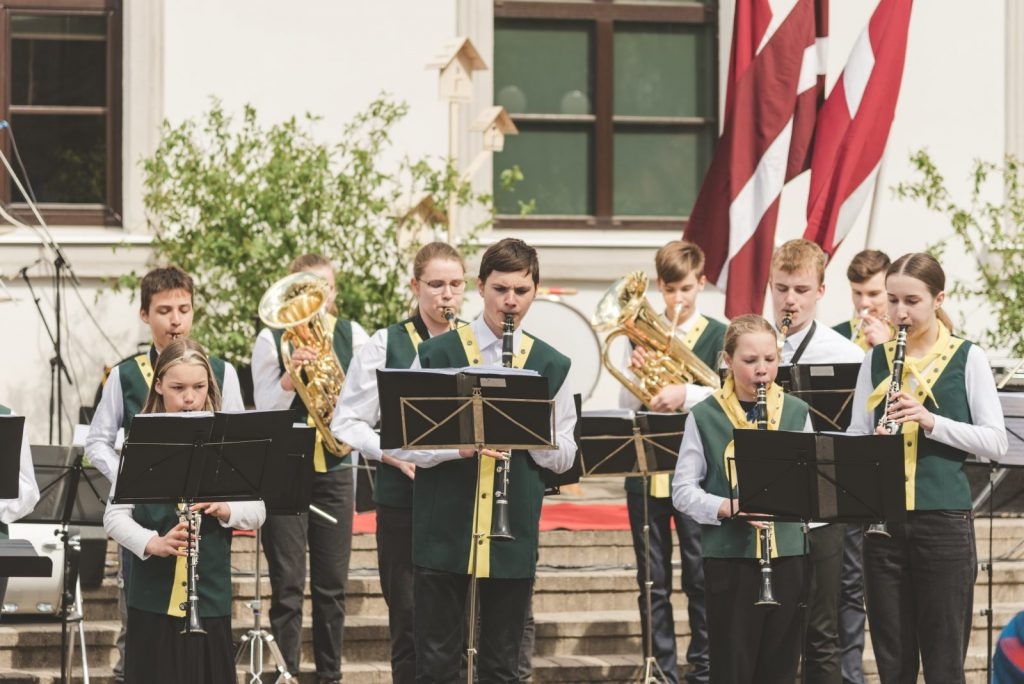 latvijas-republikas-neatkaribas-atjaunosanas-32-gadadienas-svetki-preilos-foto-l-uzulniks-025-1024x684.jpg