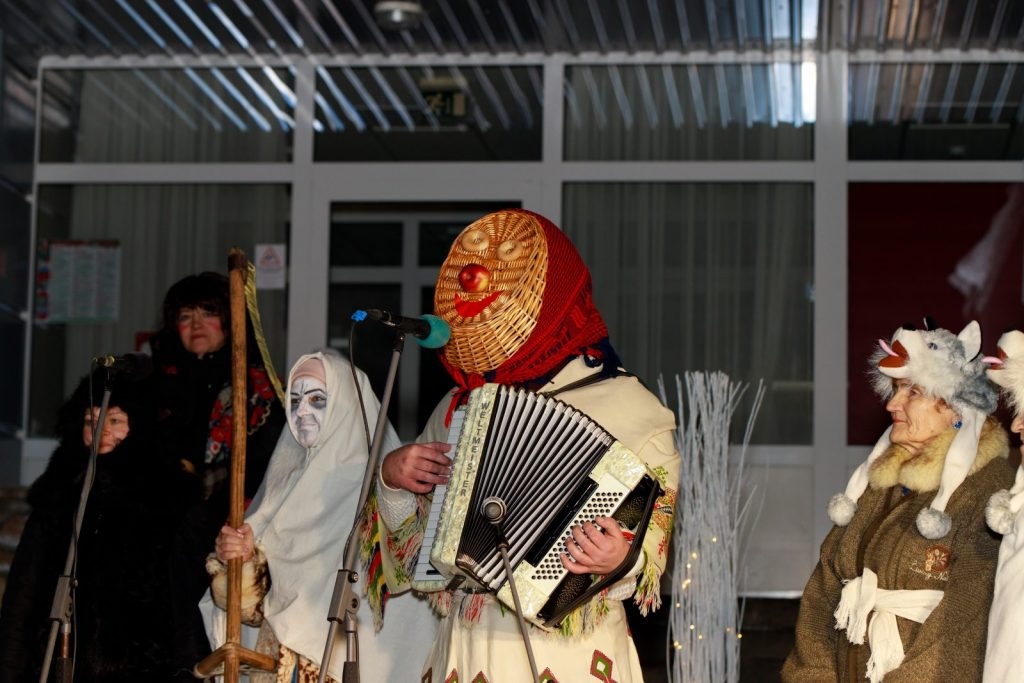 lielas-svetku-egles-iedegsana-balta-pasaka-riebinos-v-agurjanovs-010-1024x683.jpg