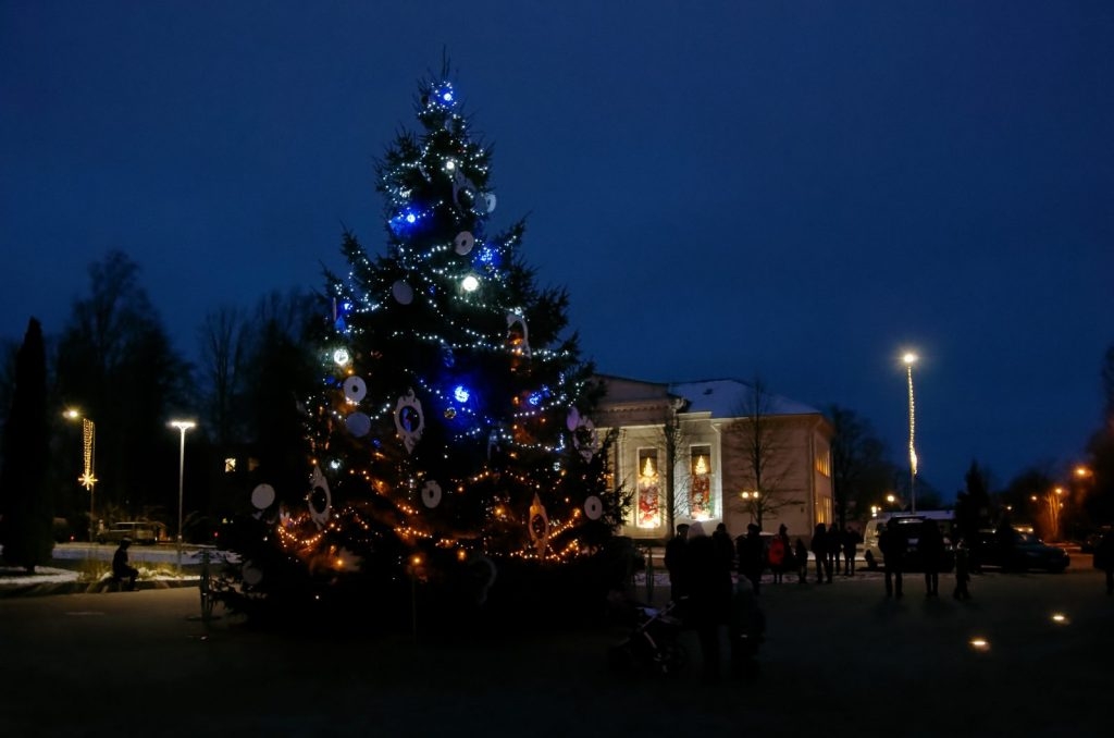 pilsetas-lielas-egles-iedegsana-svetku-laukuma-4-decembri-foto-gunars-vilcans-015-1024x678.jpg