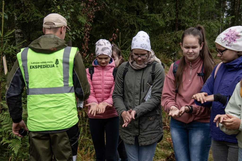 preilu-1-pamatskolas-6-klasu-audzeknu-ekspedicija-meza-foto-ieva-babre-014-1024x682.jpg