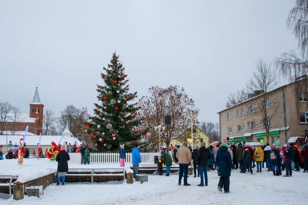 preilu-pilsetas-egles-iedegsanas-pasakums-ziemassvetku-putekli-foto-v-agurjanovs-010-1024x683.jpg