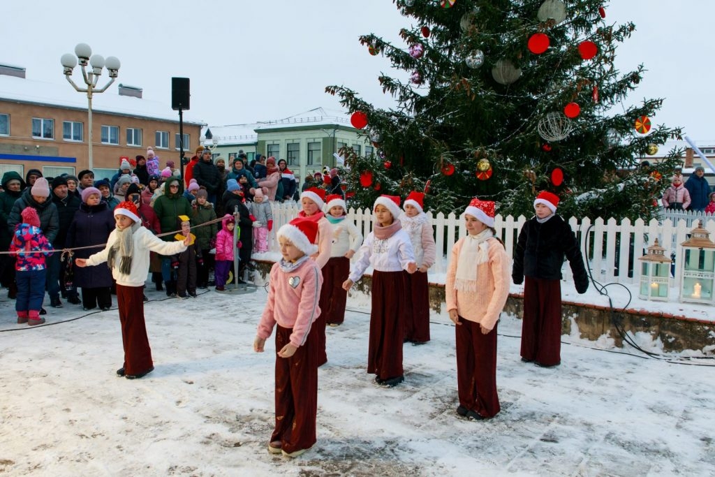 preilu-pilsetas-egles-iedegsanas-pasakums-ziemassvetku-putekli-foto-v-agurjanovs-042-1024x683.jpg