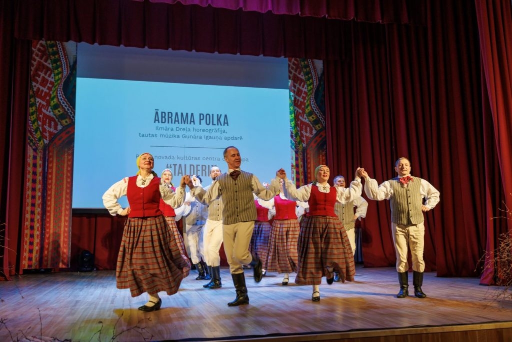 preilu-un-livanu-deju-aprinka-kolektivu-koncerts-jazepa-dienas-lustes-riebinos-foto-v-agurjanovs-047-1024x683.jpg
