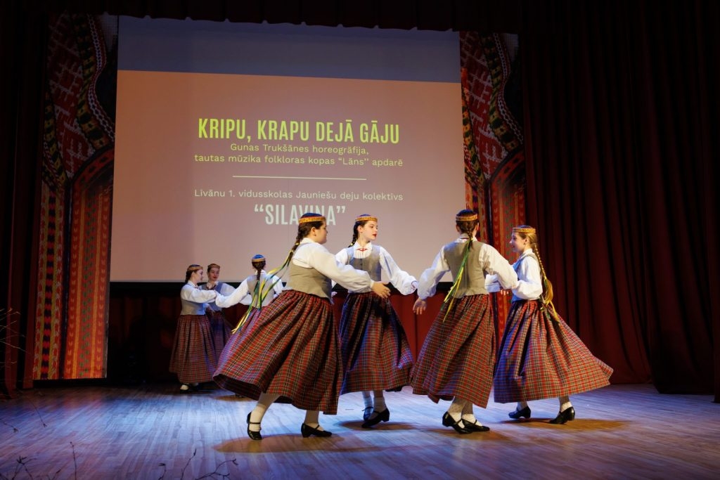 preilu-un-livanu-deju-aprinka-kolektivu-koncerts-jazepa-dienas-lustes-riebinos-foto-v-agurjanovs-069-1024x683.jpg