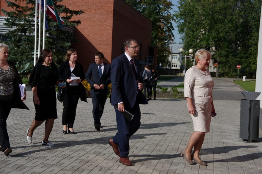 satiksmes-ministra-tala-linkaita-vizite-preilu-novada-foto-gunars-vilcans-003-1024x681.jpg