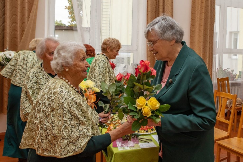 senioru-vokala-ansambla-virsi-20-dzimsanas-dienas-sarikojums-foto-v-agurjanovs-025-1024x682.jpg