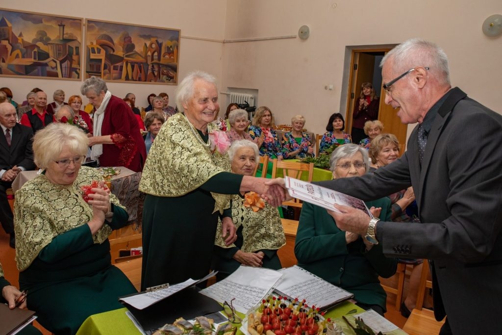 senioru-vokala-ansambla-virsi-20-dzimsanas-dienas-sarikojums-foto-v-agurjanovs-035-1024x683.jpg