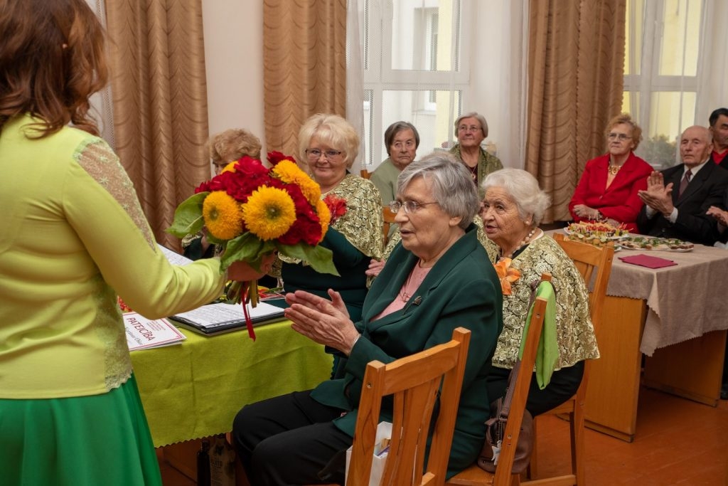 senioru-vokala-ansambla-virsi-20-dzimsanas-dienas-sarikojums-foto-v-agurjanovs-042-1024x683.jpg