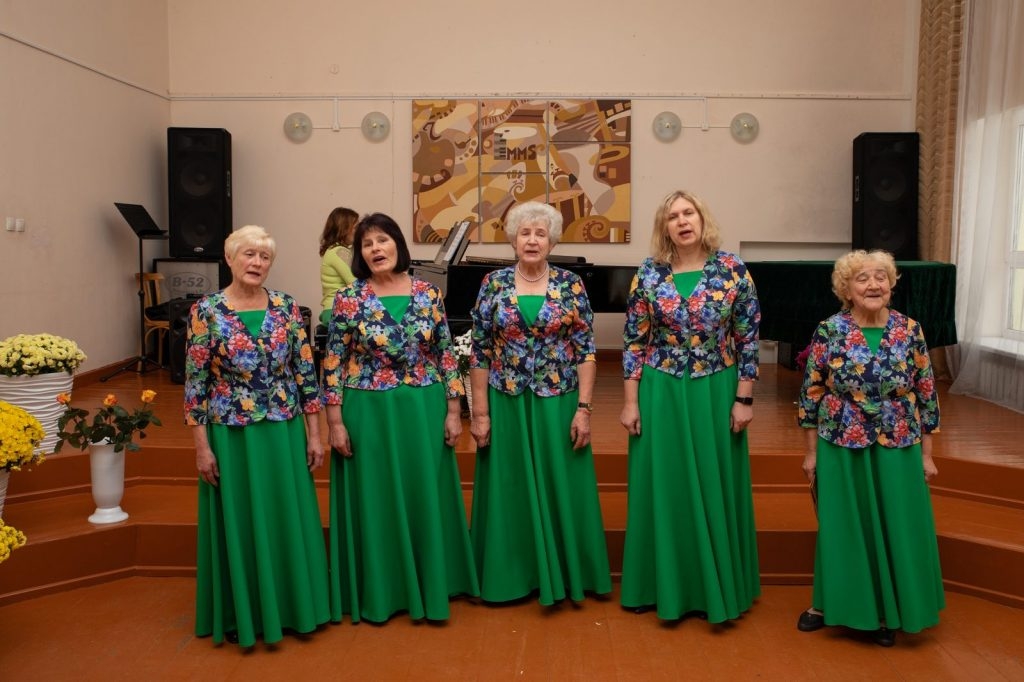 senioru-vokala-ansambla-virsi-20-dzimsanas-dienas-sarikojums-foto-v-agurjanovs-045-1024x682.jpg