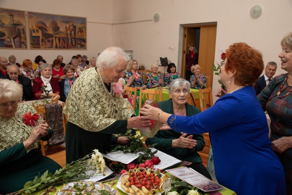 senioru-vokala-ansambla-virsi-20-dzimsanas-dienas-sarikojums-foto-v-agurjanovs-061-1024x683.jpg