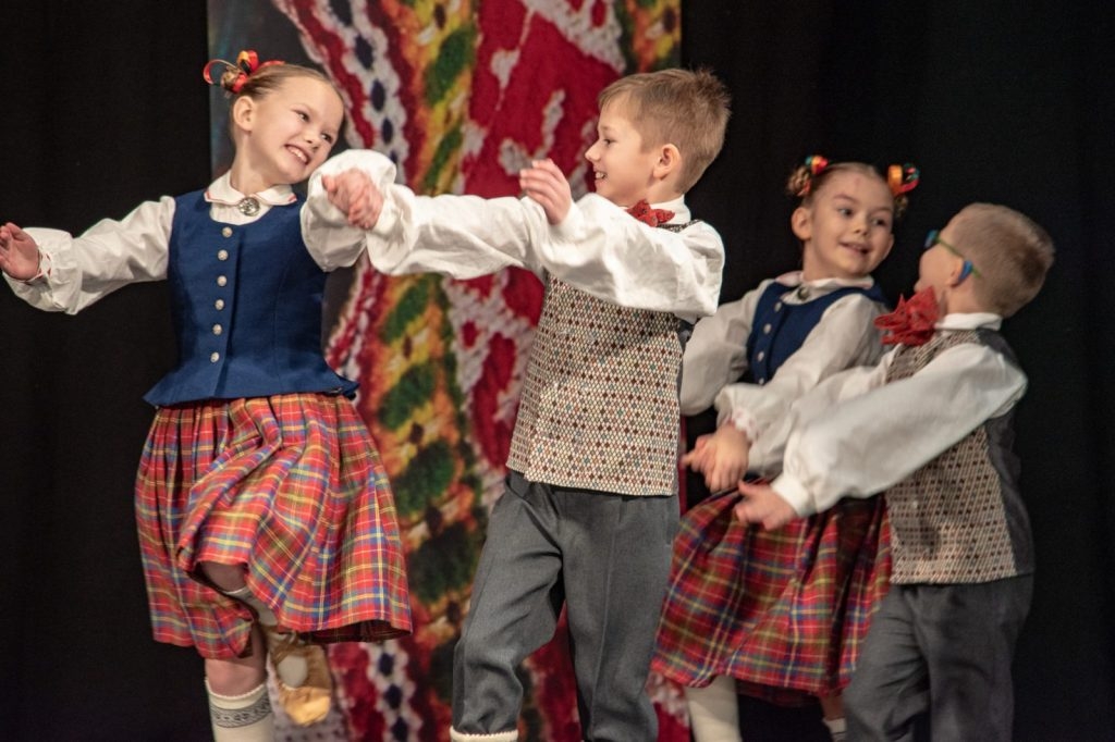 xii-latvijas-skolu-jaunatnes-dziesmu-un-deju-svetku-skate-preilos-foto-ieva-babre-027-1024x682.jpg